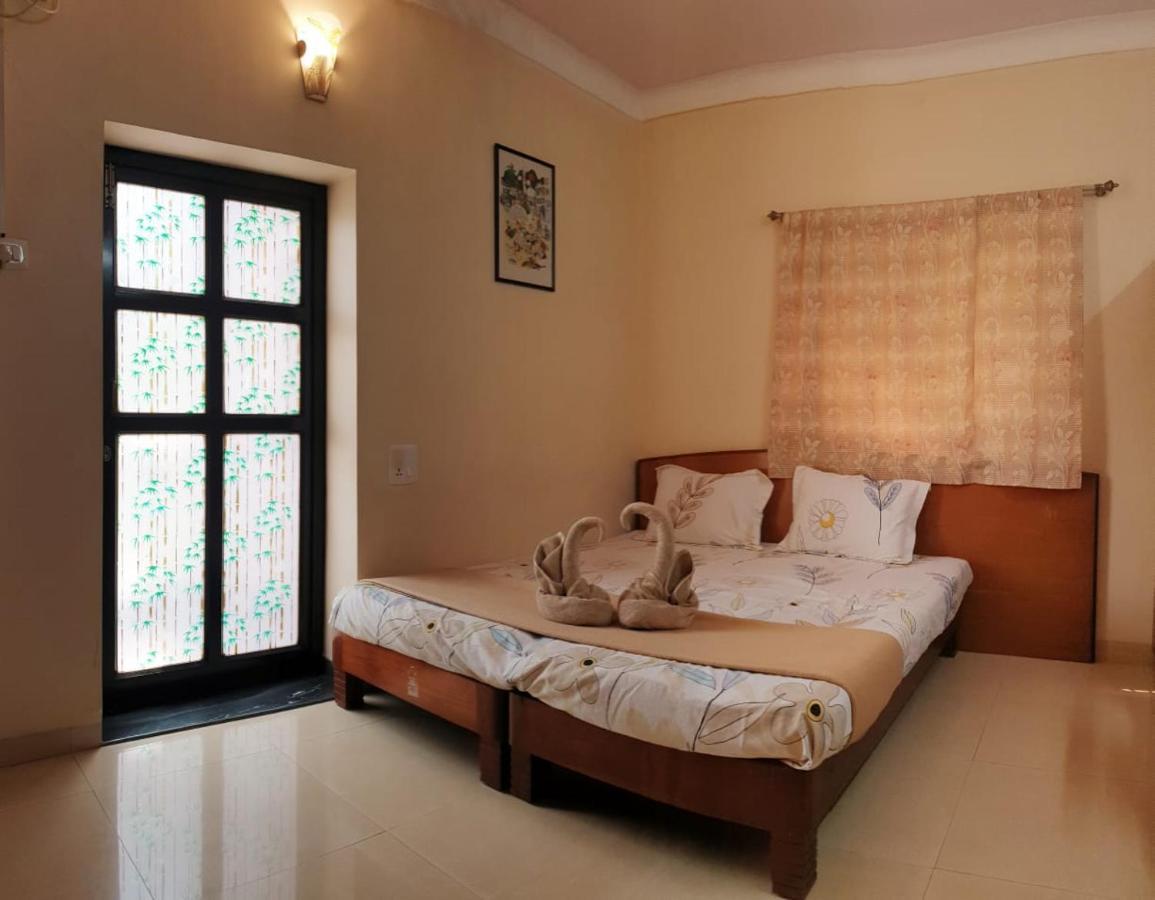 Mama Mids Home Morjim Exterior foto