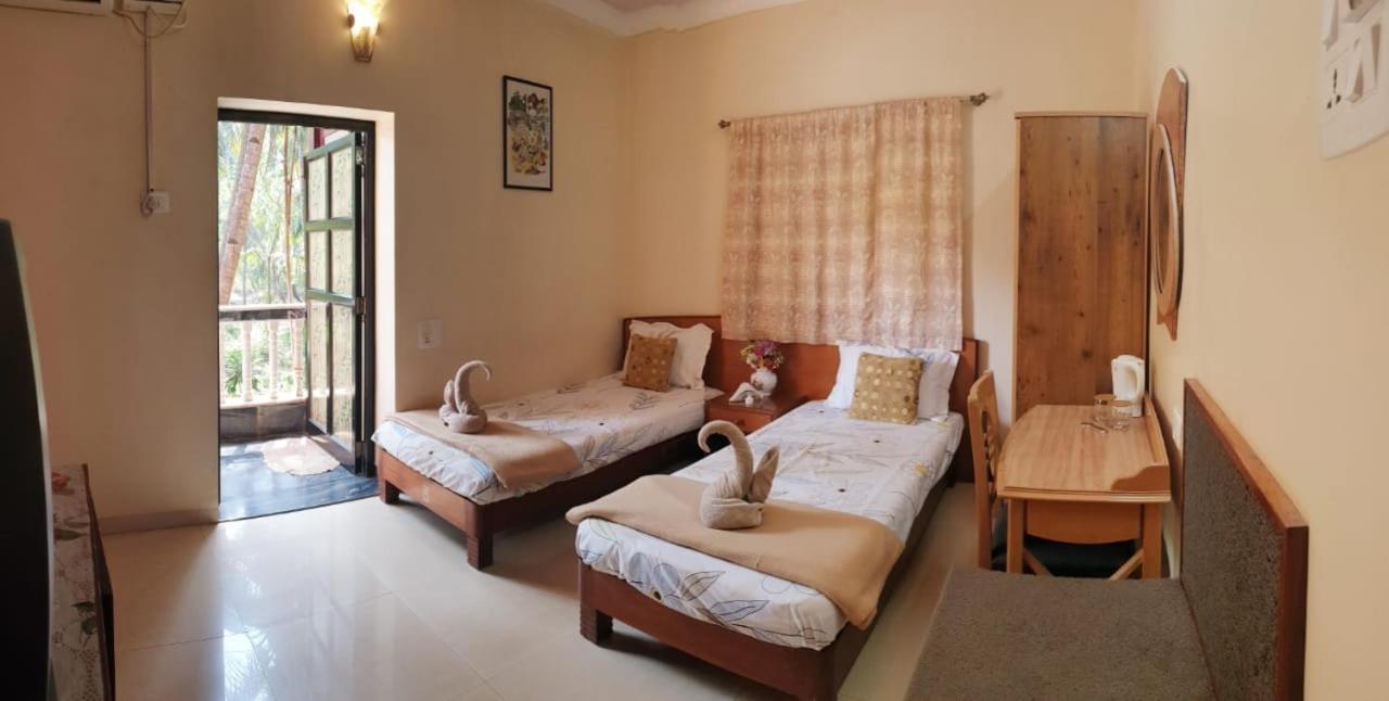 Mama Mids Home Morjim Exterior foto